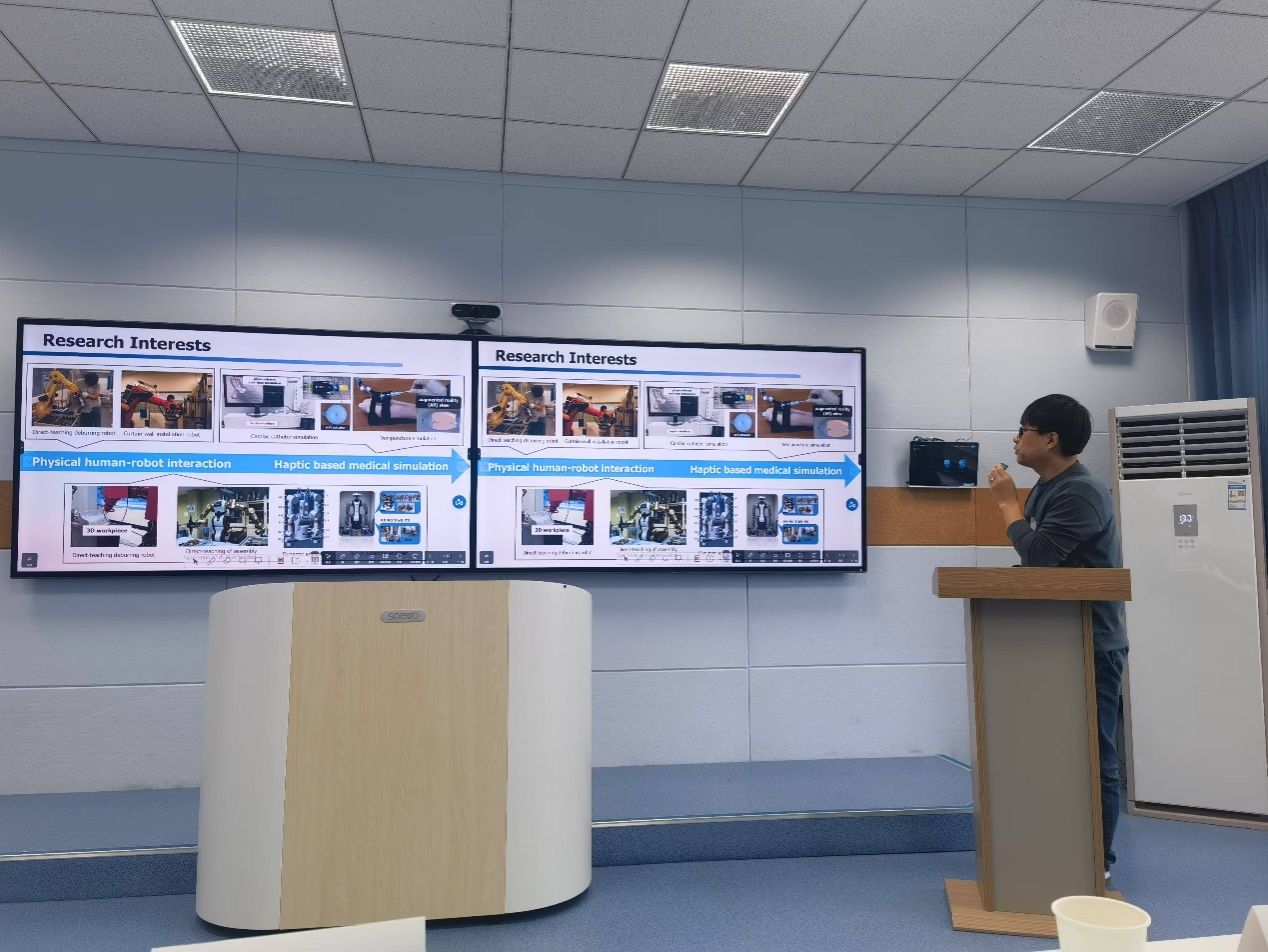 图片包含 建筑, 天花板, 室内, 男人描述已自动生成 图片包含 建筑, 天花板, 室内, 男人描述已自动生成