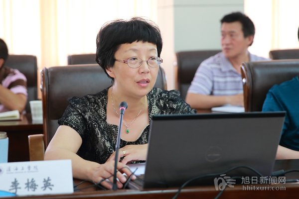 副校长李梅英汇报工作